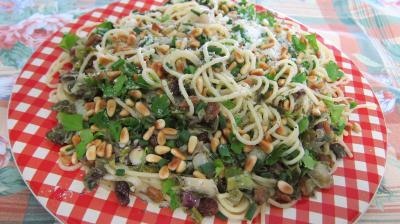 ognasse : Assiette de spaghettis aux pignons de pin et aux raisins secs