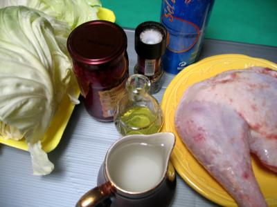 Ingrédients pour la recette : Cuisse de dinde au chou et à la sauce aux airelles