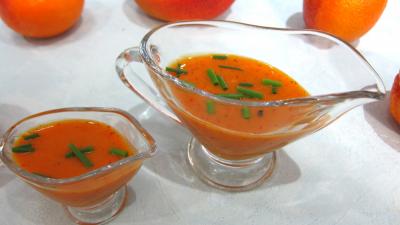 sauce pour crudités : Saucières de sauce vinaigrette à la mangue
