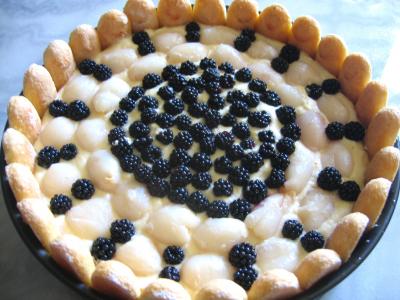 Dessert avec des fruits : Assiette de tiramisu aux mûres et litchies