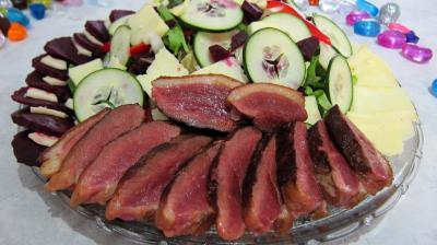 Cuisson au grill : Assiette de salade de magret au Cantal