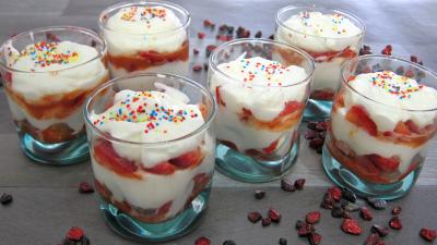 Image : Verrines de fraises à la chantilly meringuée