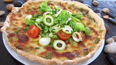 Entrées & salades : assiette de tarte croustillante aux légumes