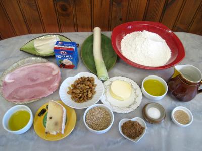 Ingrédients pour la recette : Pizza au poireau en amuse-bouche