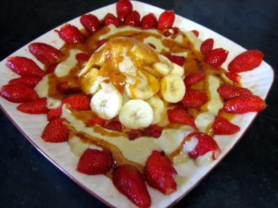 lait entier : Plat de fraises et mangue au caramel