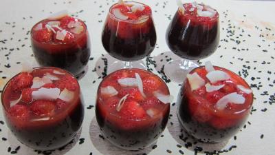 noix de coco : Verrines de riz noir aux fraises et crème à la noix de coco