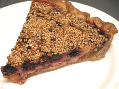 prune : Part de quiche aux prunes et aux mûres