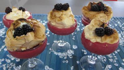 blanc d'oeuf : Coupe de crème anglaise aux mûres et sa meringue