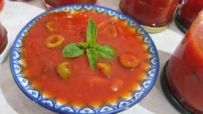 sauce pour oeuf : Assiette de sauce tomates aux olives