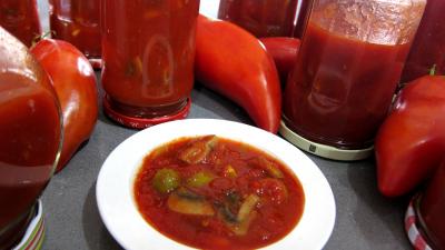 sauce chaude : Coupelle de conserves de tomates aux champignons