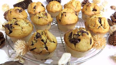Dessert au chocolat : Muffins au pépites de chocolat et sa grille de refroidissement