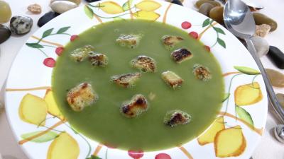 entrée à base de légumes : Assiette de soupe de pois chiches à la provençale
