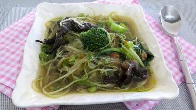 sauce soja : Ramequin de soupe aux germes de soja