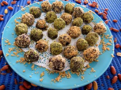 Dessert au chocolat : Assiette de truffes pistaches et cacahuètes