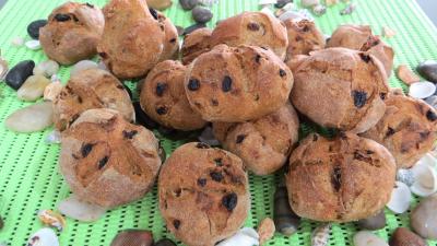 pains variés : Petits pains de seigle aux raisins ou benoîtons
