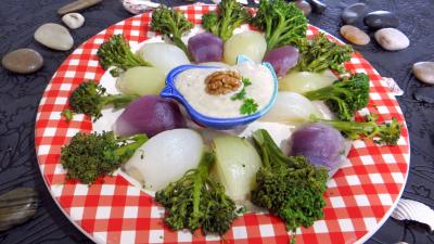 Cuisine diététique : Assiette d'oignons et brocolis à la vapeur