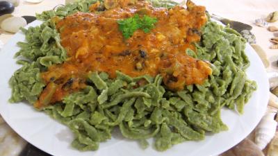 Recettes végétariennes : Assiette de tagliatelles fraîches aux épinards et sa sauce au Vésuve