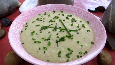 Ramequin de sauce aux herbes fraîches