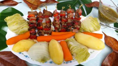 Viandes : Assiette de brochettes de boeuf et légumes à la vapeur