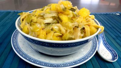 Pâtes alimentaires : Bol de tagliatelles fraîches aux oignons et ananas