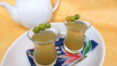 Boissons : Verres de thé chaud épicé aux physalis