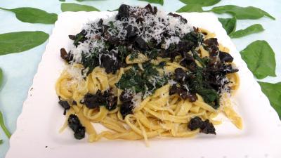 Cuisine diététique : Assiette de tagliatelles sautées aux épinards