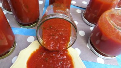sauce pour oeuf : Bocaux de sauce tomate épicée