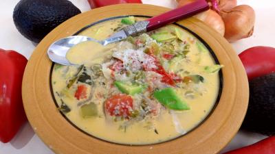 Cuisine diététique : Assiette de potage aux tomates et aux avocats