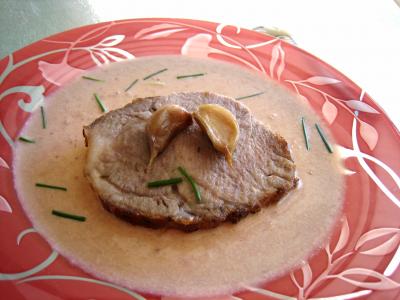 Pôti de porc : Assiette de rôti de porc à l'ail