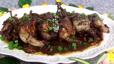 Volailles et gibiers : Plat de cailles au vin rouge