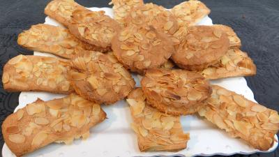Amande effilée : Plat de biscuits aux amandes