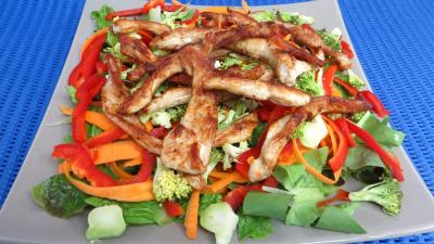 Légumes : Plat de blancs de poulet en salade