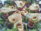 anchois à l'huile : Assiette de canapés à l'ail