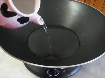 Photo : eau versée dans un wok