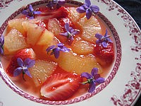 vermouth : Assiette de soupe de violettes à l'ananas et aux fraises