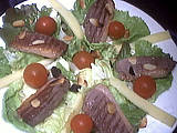 Amande : Assiette de salade de magret au Cantal