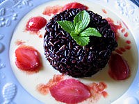 sucre vanillé : Riz noir aux fraises et crème à la noix de coco