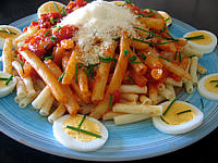 tomate pelée : Plat de macaronis aux oeufs