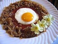 Image : recette Oeufs au plat et aux oignons confits