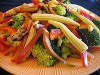 maïs doux : Assiette de salade de brocolis