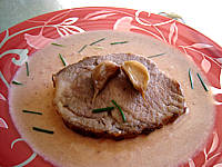 Pôti de porc : Assiette de rôti de porc à l'ail