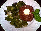 Haché de boeuf : Assiette de steak haché au concombre et poivrons