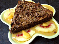 gâteau au chocolat au coulis de melon et pêches