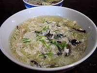 champignon : Assiette de soupe de poulet aux champignons à la chinoise
