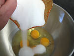 Ajouter le sucre dans les oeufs