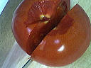 Sectionner la tomate en deux