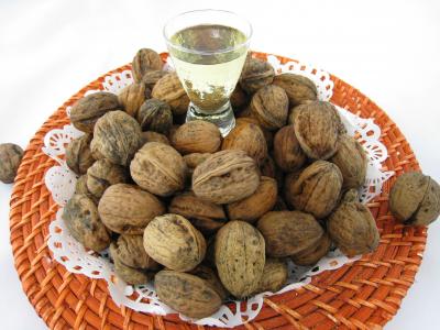 Photo : Huile de noix et noix