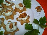 Canapés aux noix et à l'Izarra verte