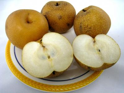 Photo : Nashi entiers et partagés en deux
