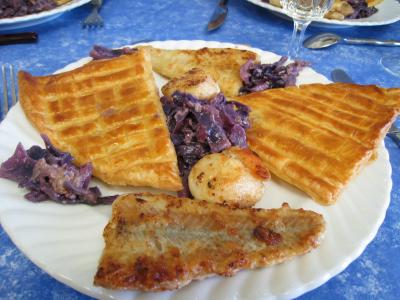 chou rouge : Feuilletés de colin et Saint-Jacques au chou rouge